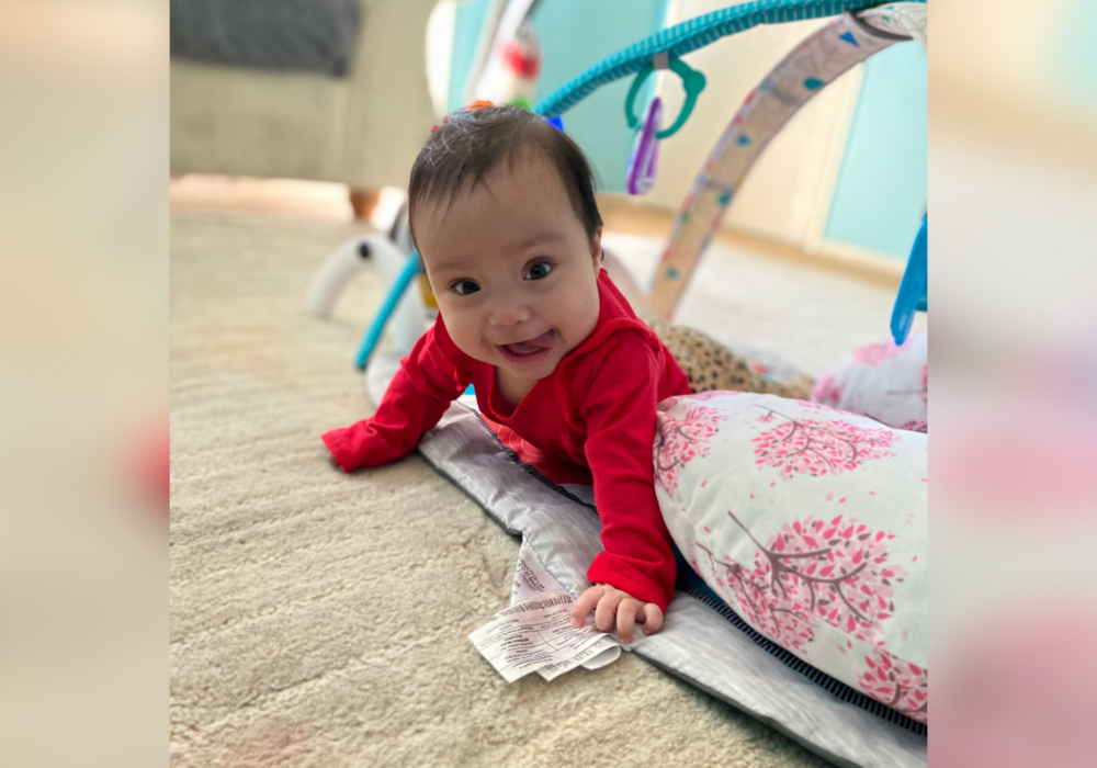 Baby Iliana playing at home.