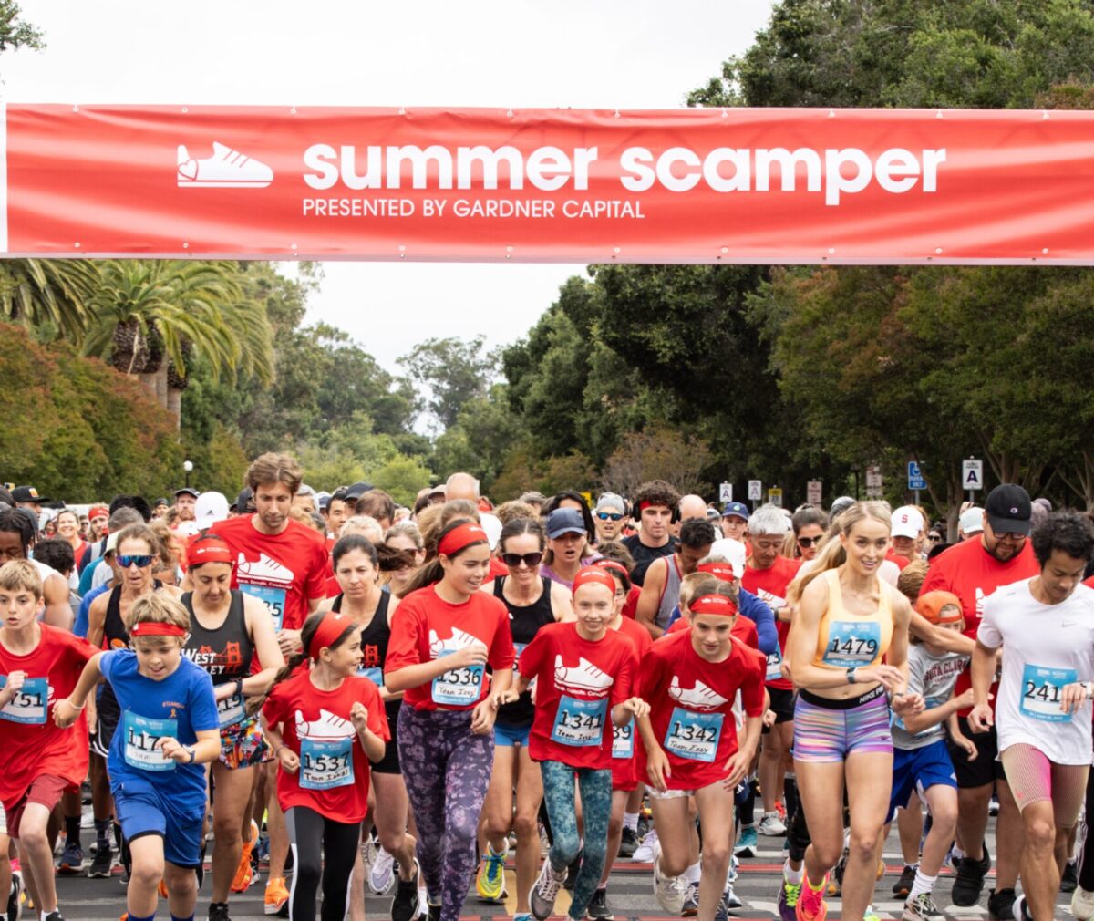 Group of kids running the Summer Scamper.