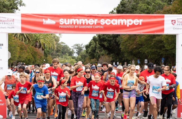 Group of kids running the Summer Scamper.