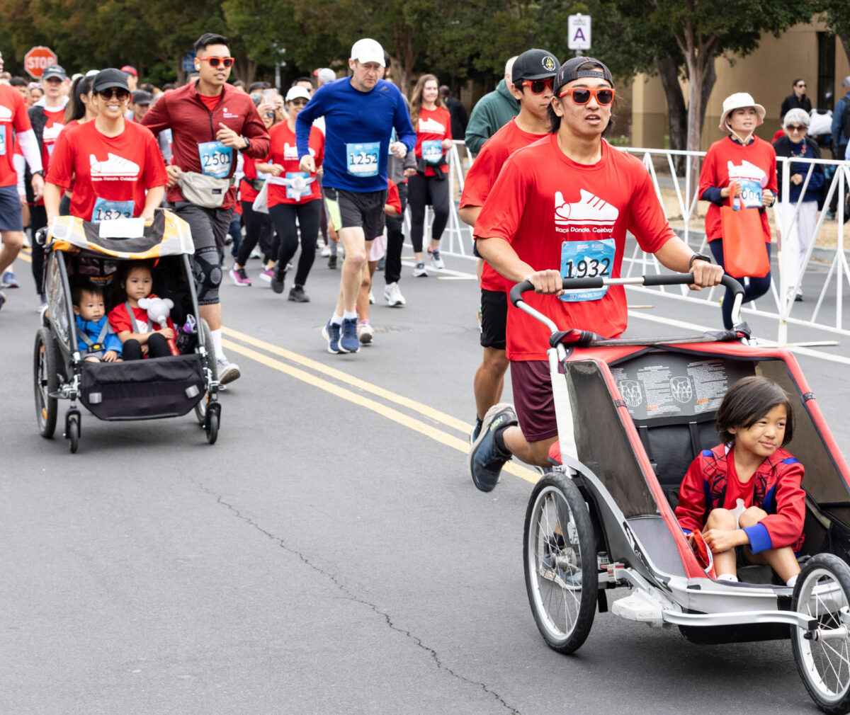 5k run participants leaving the starting line.